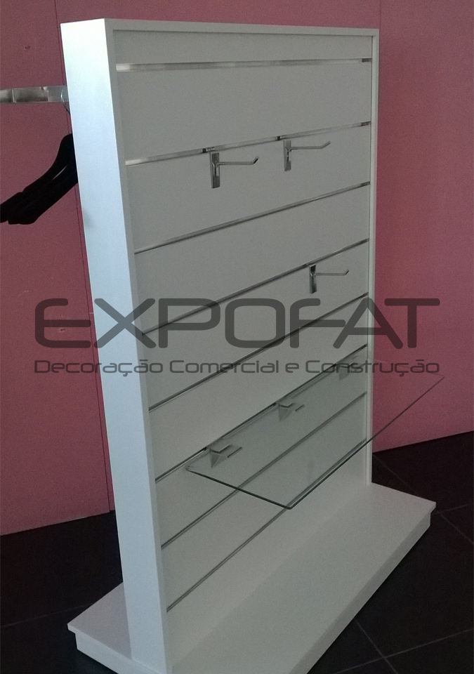 Expositor central linear com prateleiras