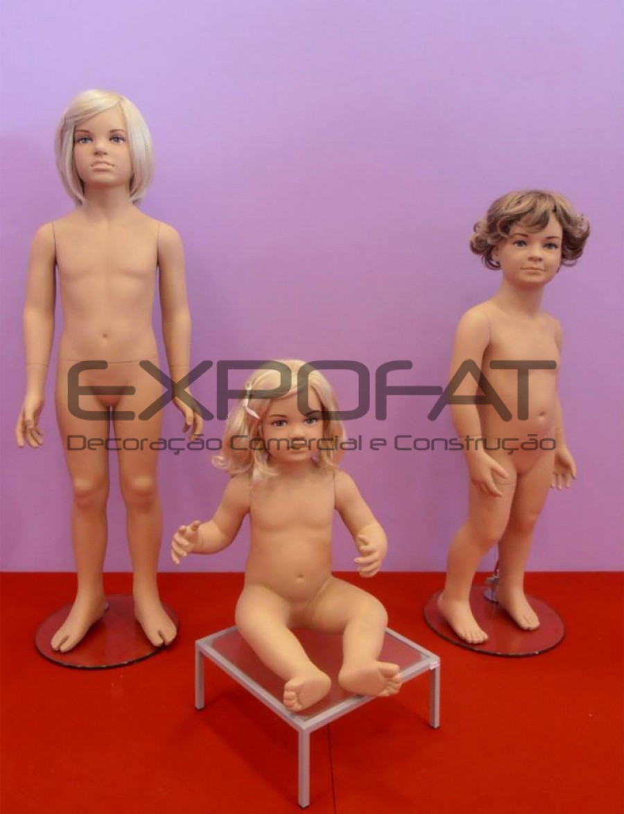 Manequins de criança com peruca