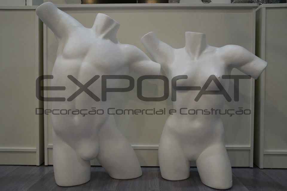 Busto de adulto em esferovite