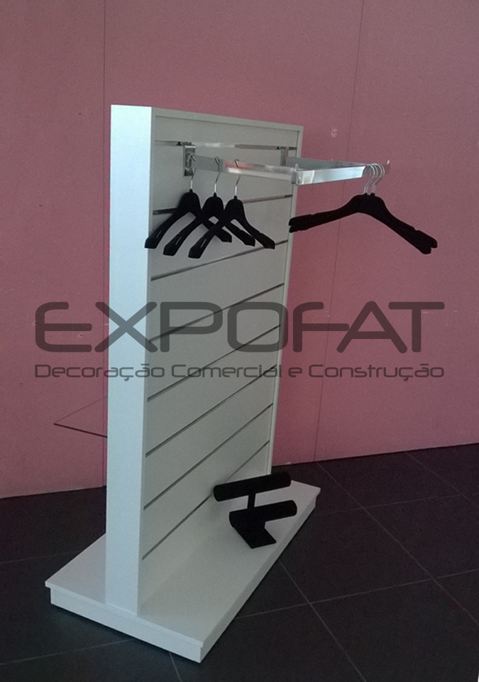 Expositor central linear com prateleiras
