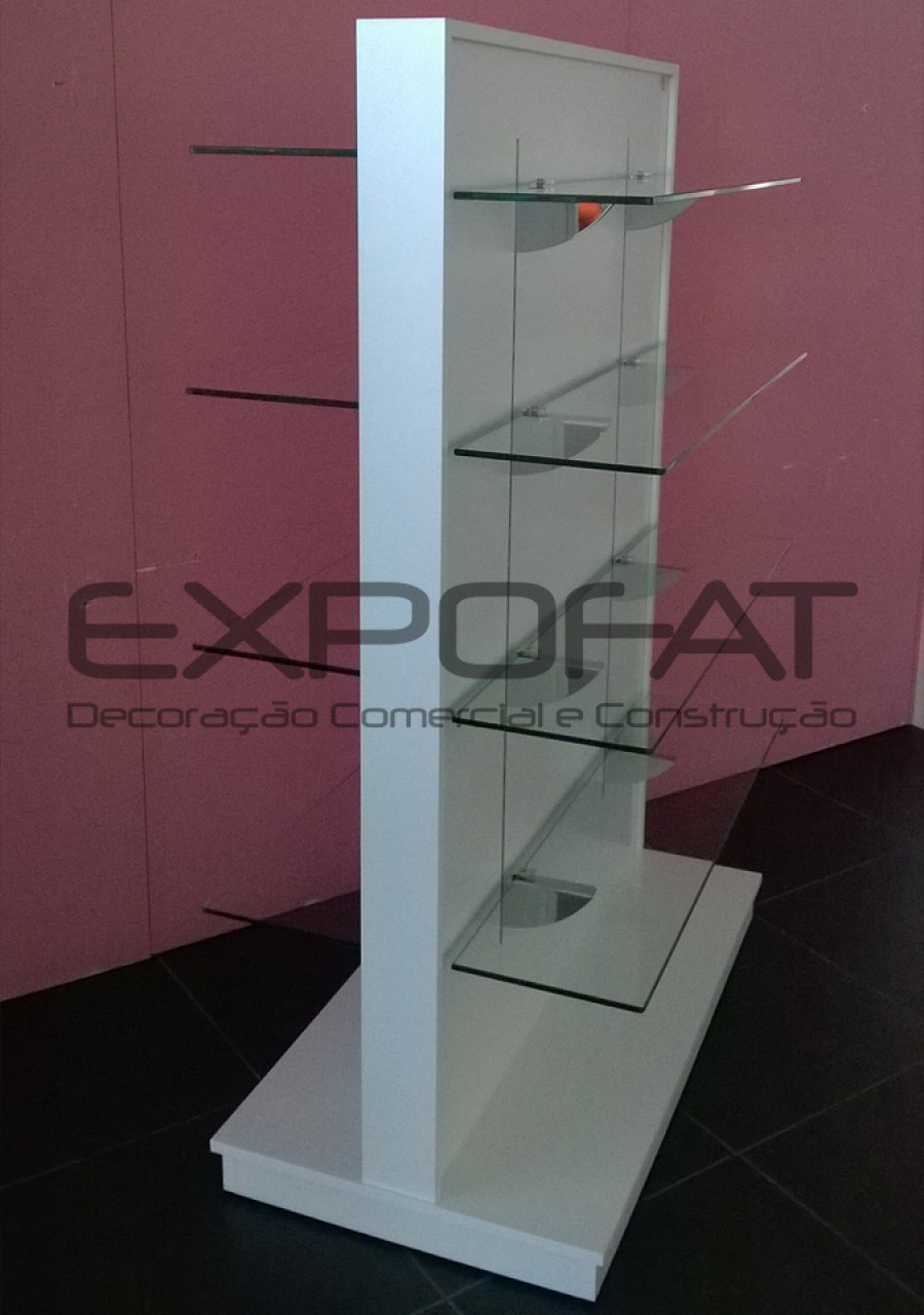 Expositor central linear com prateleiras