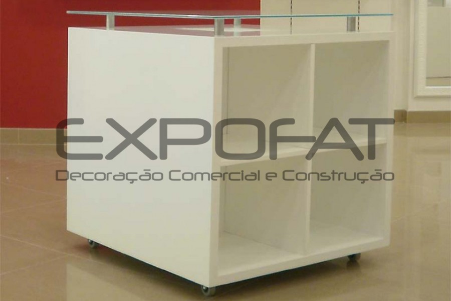 Expositor central com cubos