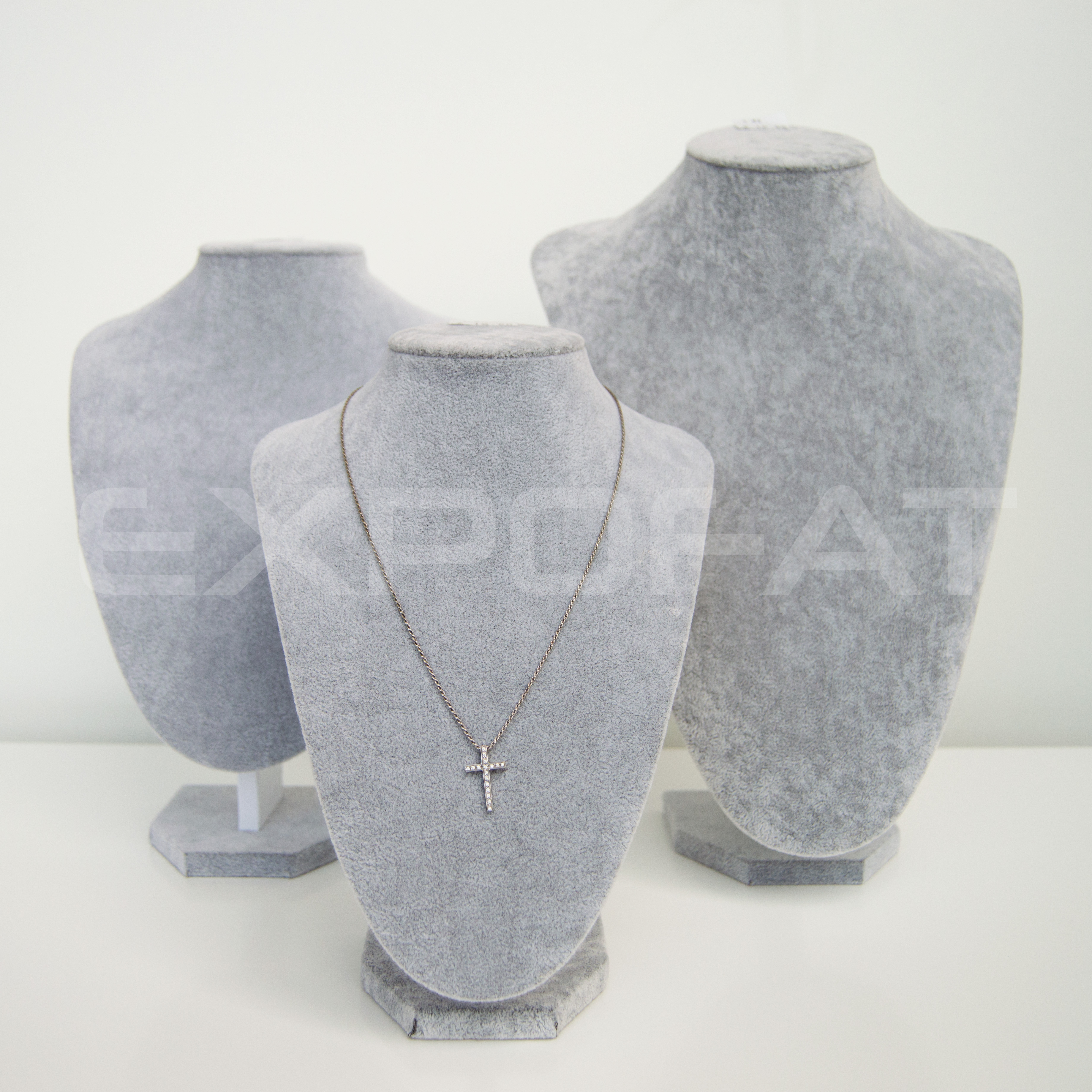 Busto em veludo cinza